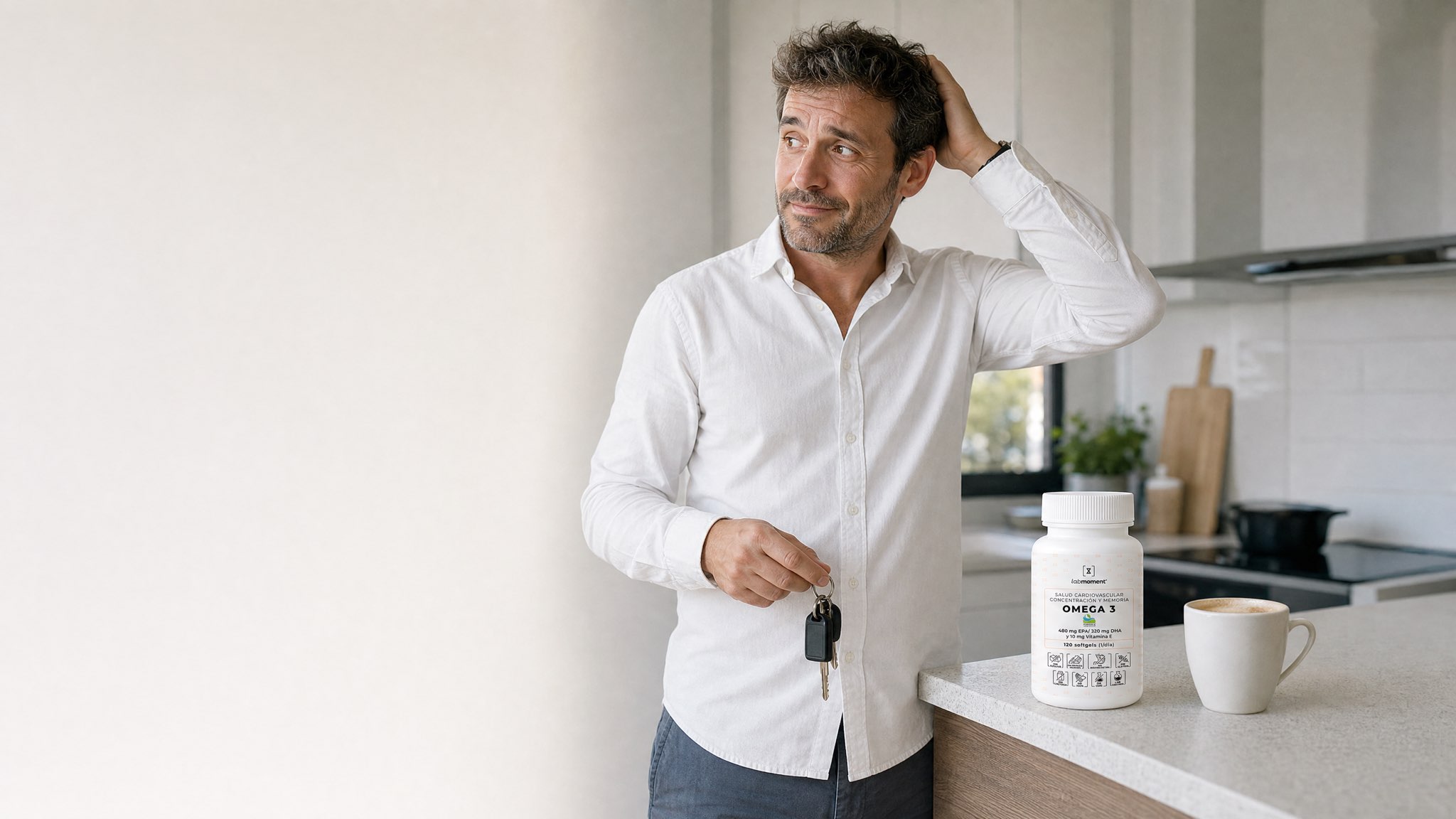 Hombre con las llaves en la cocina junto al Omega 3 Labmoment